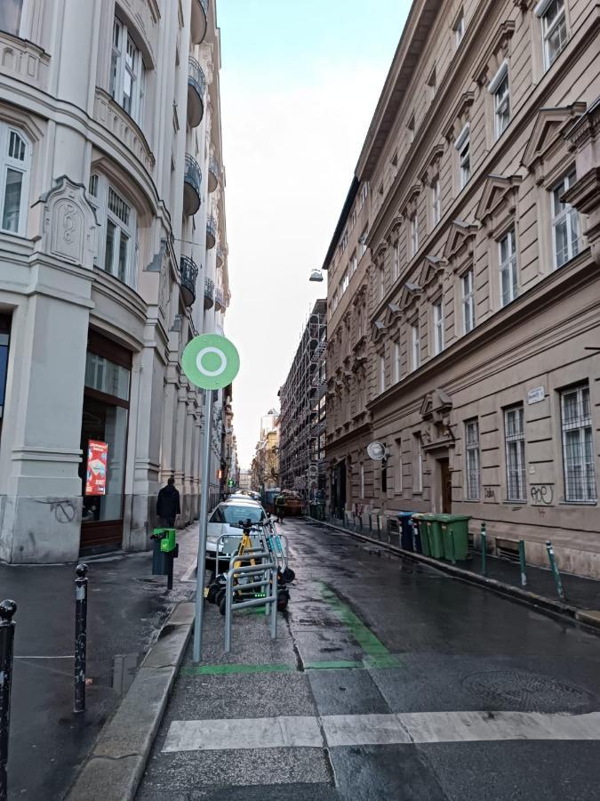 Yes, Yes! Lovely Apartment Good Amenities Budapest Center Exterior foto